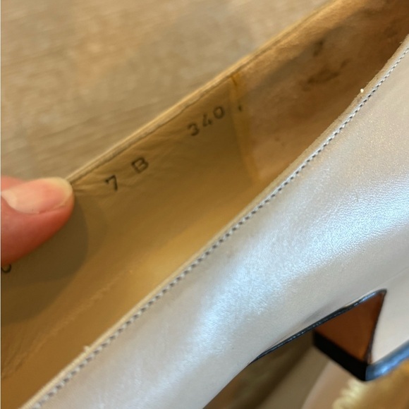 Vntg Salvatore Ferragamo Women's Silver and Beige Flats 7 - Picture 9 of 10